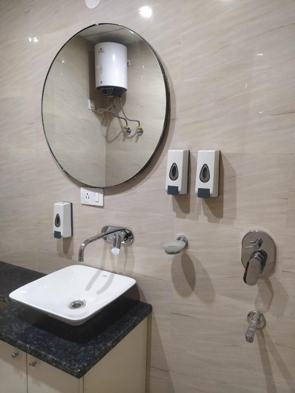 Limewood Stay - Near Golf Course Road Gurgaon Dış mekan fotoğraf